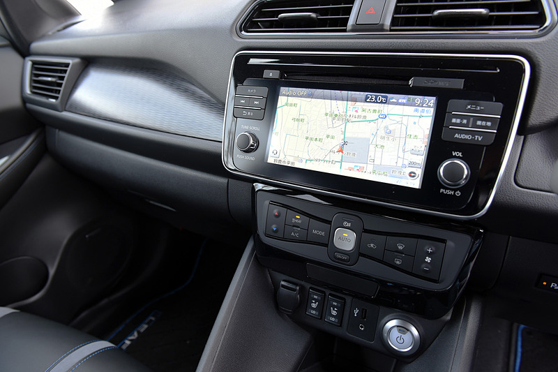 Gグレードの内装では本革シートをはじめ、プラズマクラスター搭載フルオートエアコン、前後シートヒーターなどが標準装備になる