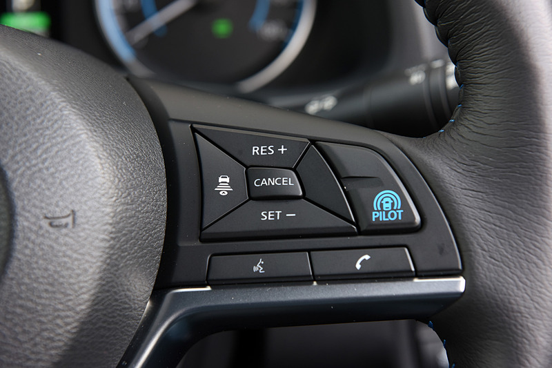 Gグレードの内装では本革シートをはじめ、プラズマクラスター搭載フルオートエアコン、前後シートヒーターなどが標準装備になる