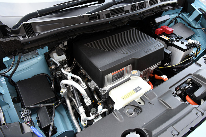 動力性能ではインバーターの制御やハードを変更してより多くの電流を供給することが可能になったほか、ギヤボックスを強化。これにより、標準のリーフと同じEM57型モーターを採用しつつ、最高出力160kW（218PS）/4600-5800rpm、最大トルク340Nm（34.7kgfm）/500-4000rpmに進化。80km/h～100km/hの加速時間は約15％短縮することに成功。なお、充電については急速充電ではバッテリー残量警告灯点灯から80％充電までの時間を50kW充電で約60分、高出力タイプの70kW充電で約50分としている