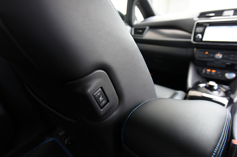 Gグレードの内装では本革シートをはじめ、プラズマクラスター搭載フルオートエアコン、前後シートヒーターなどが標準装備になる
