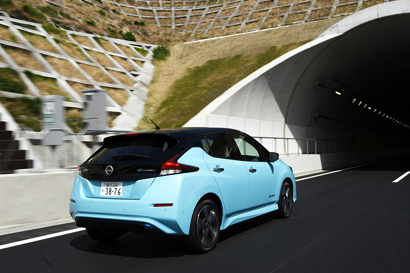 できたてほやほやの新名神を走るリーフ e＋