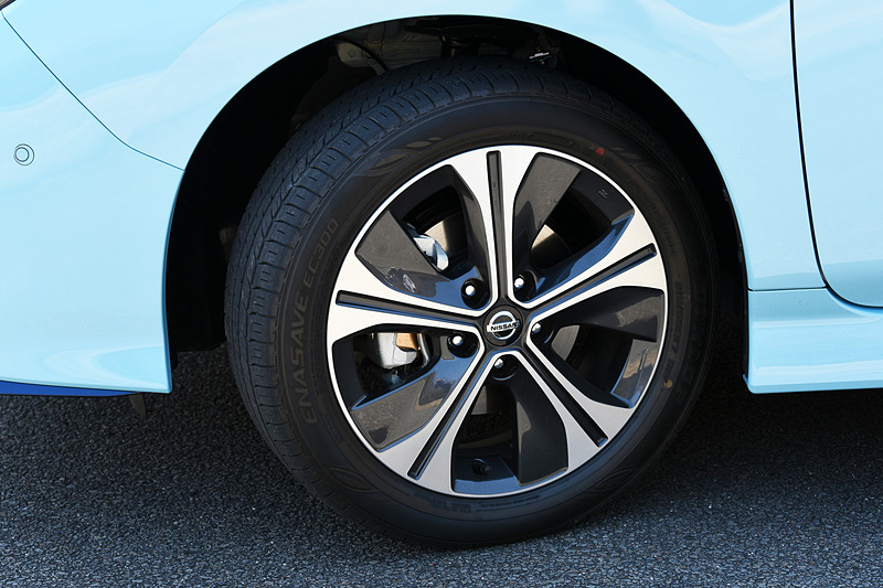 標準のリーフと内外装に大きな違いはなく、フロントバンパー下部にブルーのリップスポイラー状のパーツを追加したことと、充電ポートに「e＋」ロゴを配した程度。しかし中身は大きく異なっており、リーフ e＋では新型モジュールを採用してバッテリーパックの密度を約25％向上させ、搭載セル数を192セルから288セルに増加。バッテリー容量は40kWhから62kWhとなり、JC08モードの航続距離をこれまでの400kmから570kmに拡大（WLTCモードは458km）。そのほかGグレードのホイールは17インチ（タイヤサイズは215/50R17）が標準装備になる