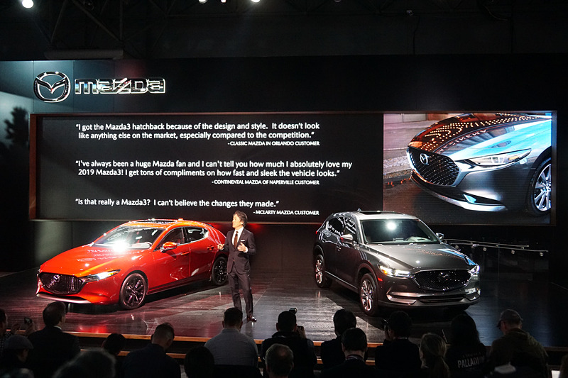 マツダのプレスカンファレンスでは毛籠氏によるプレゼンテーションなどが行なわれた