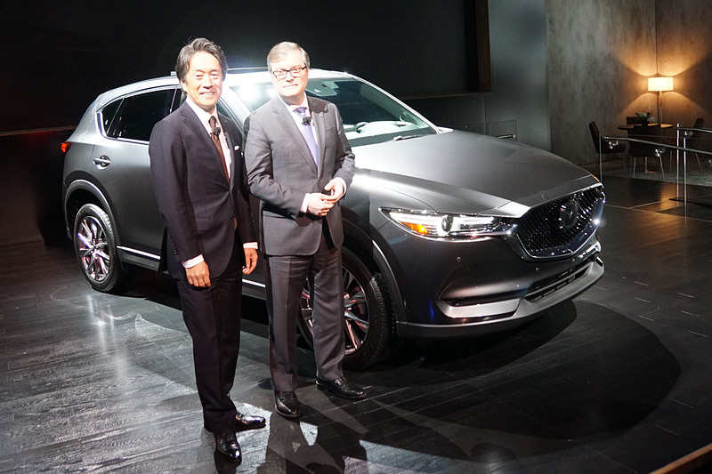 左からマツダ専務執行役員 北米事業統括、マツダノースアメリカンオペレーションズ会長兼CEOの毛籠勝弘氏、同専務執行役員 北米事業・ブランド推進統括補佐、マツダノースアメリカンオペレーションズ社長のジェフリー・エイチ・ガイトン氏