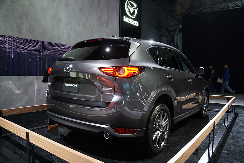 マツダブースに展示された「CX-5」(米国仕様車)