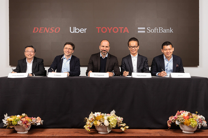 調印式の様子。左から株式会社デンソー 取締役副社長 若林宏之氏、Uber ATG 責任者 エリック・メイホファー氏、Uber CEO ダラ・コスロシャヒ氏、トヨタ自動車株式会社 副社長 友山茂樹氏、SVF Managing Partner アーヴィン・トゥ氏