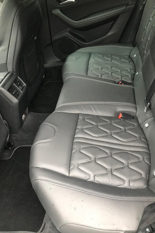 前席も後席も、シートには凝ったステッチが施されている