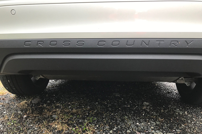 リアバンパーに「CROSS COUNTRY」の文字が入るのは、このモデルならではの特徴