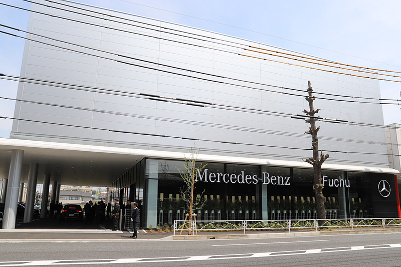 ヤナセ 府中支店の外観。甲州街道（国道20号）沿いに位置する