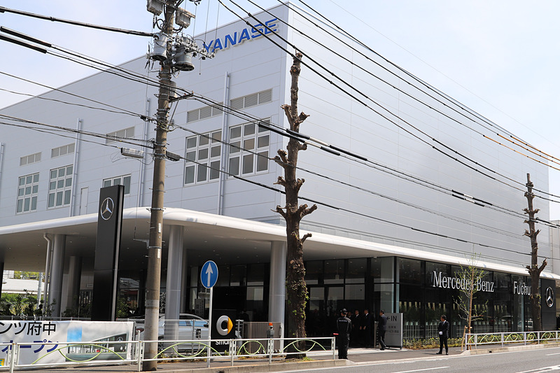 ヤナセ 府中支店の外観。甲州街道（国道20号）沿いに位置する