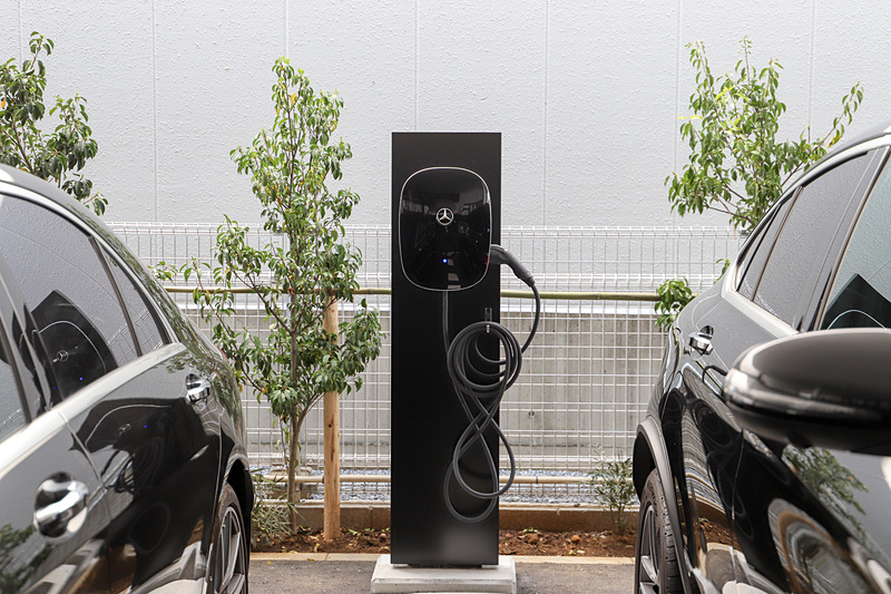駐車場には2か所にEV/PHVの充電ウォールユニットを設置