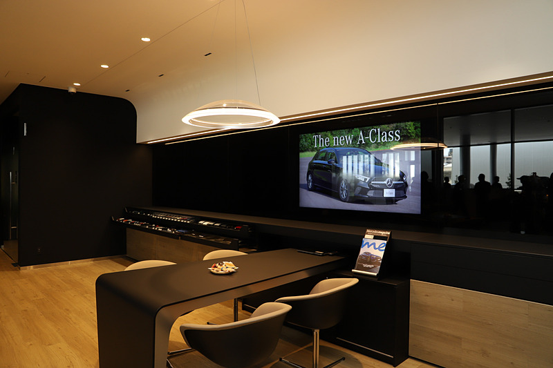 入口から見て左手奥の壁面にディスプレイを設置