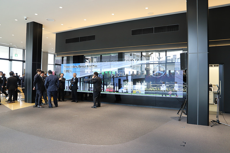 壁面には大型ディスプレイを備える