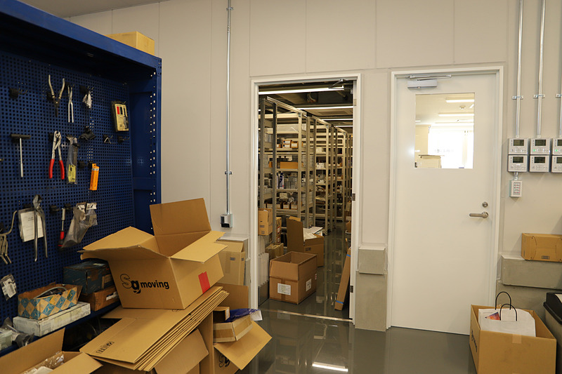 工場奥に部品庫を備えている