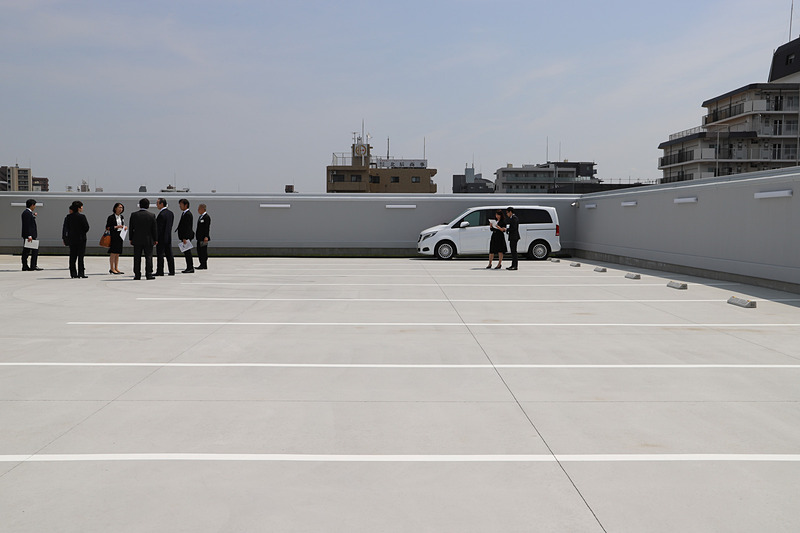 納車前の車両などを保管する屋上も特別に内覧させてもらえた