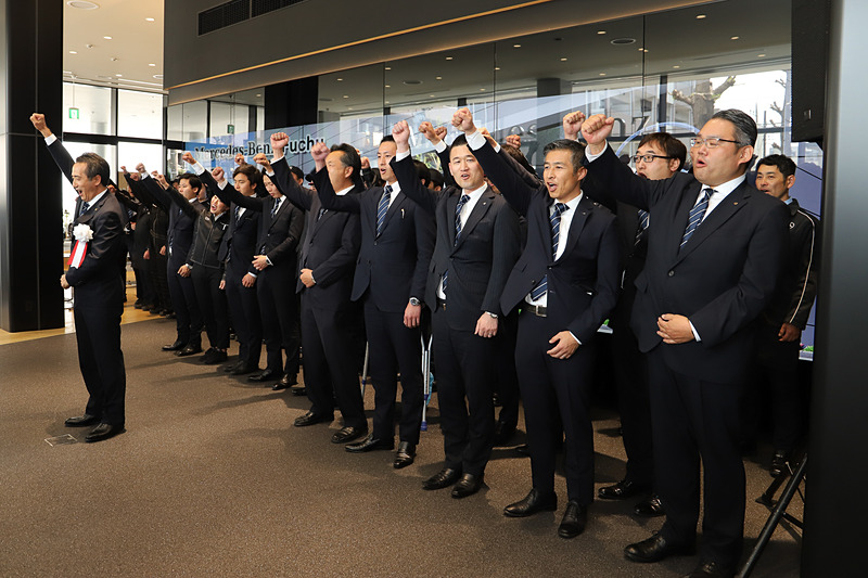 多勢氏のかけ声で店舗スタッフ全員の決起が行なわれた