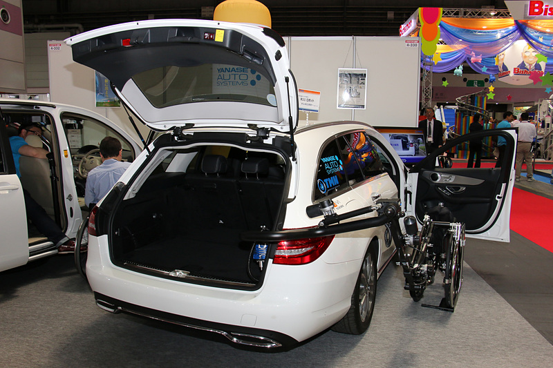 車いす収納ロボットアーム「TMN R11」を装着した「Cクラス ステーションワゴン」を展示。4.7m以上の全長を持つこのモデルの運転席横からラゲッジスペースに車いすを収納する長いアームを、ボディとのクリアランスを一定に保ちつつ、大きく横側に張り出さず動かせることがポイントとなっている