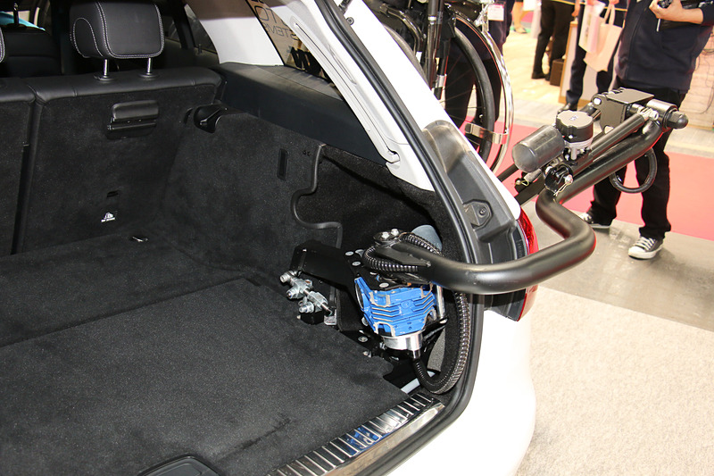 ラゲッジスペースの右側面に小型・高出力のモーターを設置