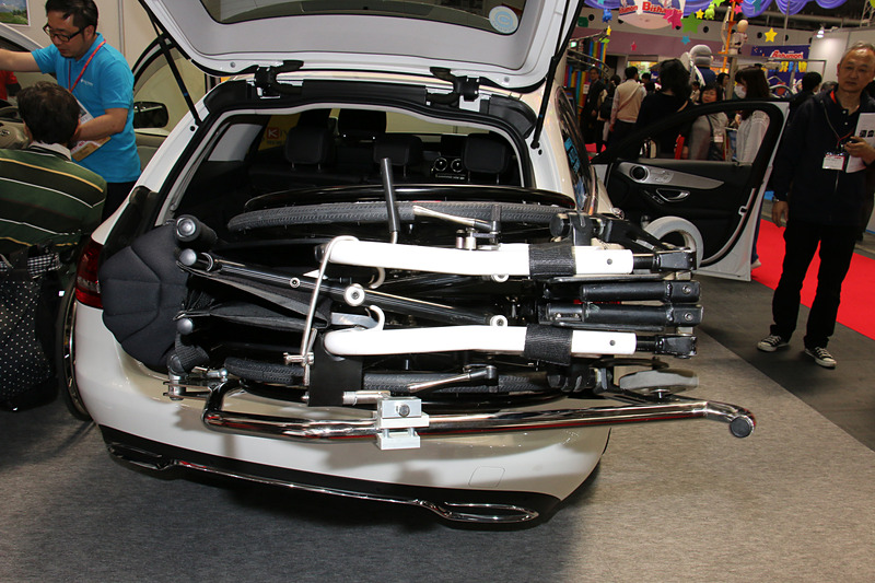 車いすは運搬途中で90度回転し、横向きに収納される