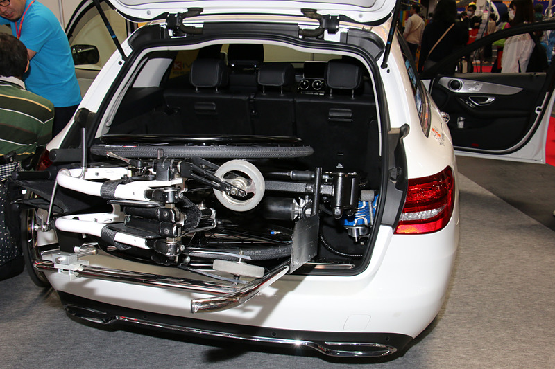 車いすは運搬途中で90度回転し、横向きに収納される