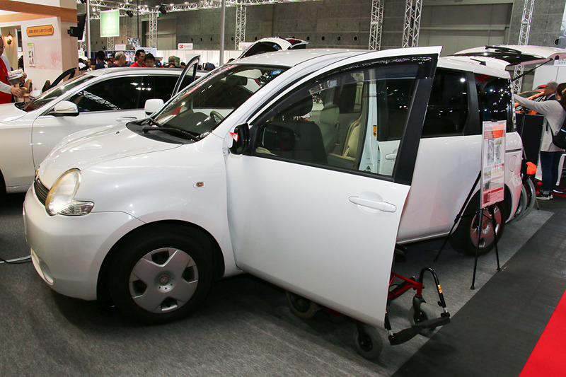 先代「シエンタ」にさまざまなアイテムを装着したヒカル自動車の展示車