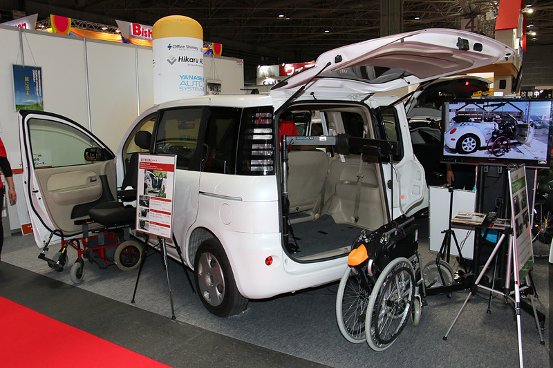 先代「シエンタ」にさまざまなアイテムを装着したヒカル自動車の展示車