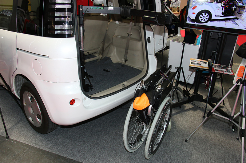 ラゲッジスペースにスウェーデン製の「カロリフト40」を装着