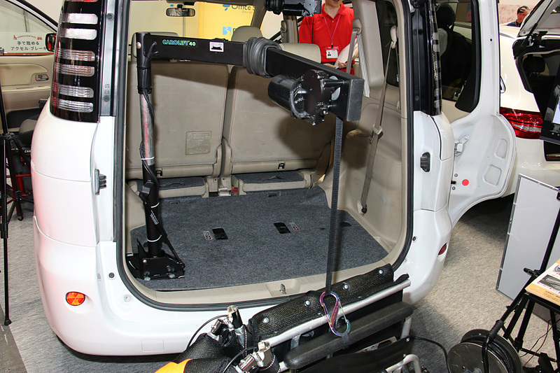 ラゲッジスペースにスウェーデン製の「カロリフト40」を装着