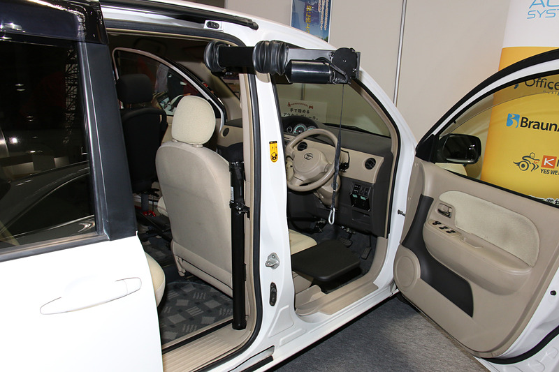 車いす利用者が自身で運転するための製品を複数装着