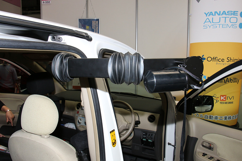 最大40kgの車いすをウインチで吊り上げ、後席に移動させる「ピラーリフト」。設置にあたってピラーの固定部分を補強している