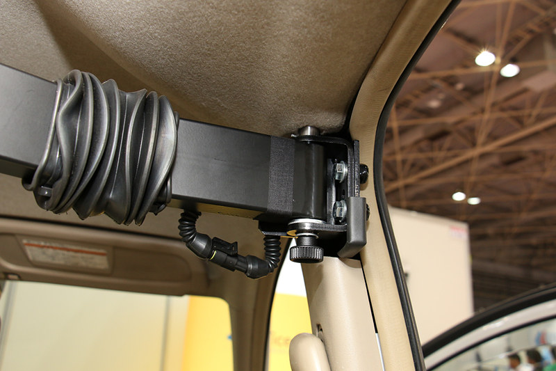 最大40kgの車いすをウインチで吊り上げ、後席に移動させる「ピラーリフト」。設置にあたってピラーの固定部分を補強している