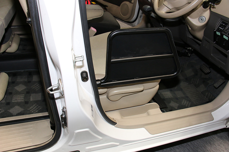 車いすの座面から運転席に移乗する時に利用する「ティップアッププレート（昇降電動モデル）」。Bピラー後方に設置したモーターを使い、車いすと運転席の高さの違いを電動昇降で解消する