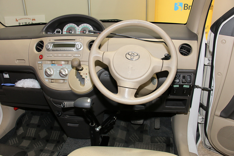 アクセルとブレーキを手動操作する「カロスピードメノックス」。逆側からでもウインカーを操作できる「ウインカー変換レバー」も装着している