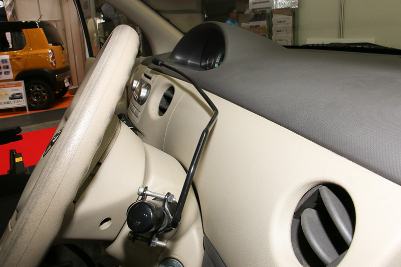 アクセルとブレーキを手動操作する「カロスピードメノックス」。逆側からでもウインカーを操作できる「ウインカー変換レバー」も装着している