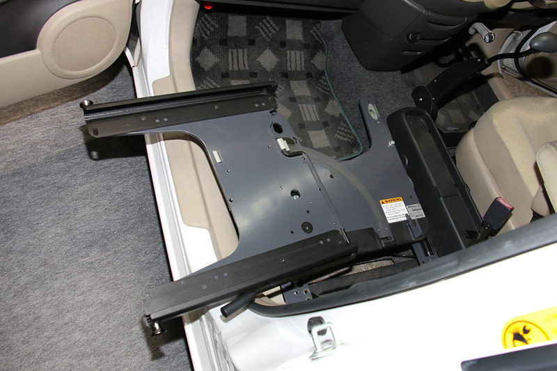 車いすと車両側の回転シートレールを接続して、レールを使って車いすのシートごと車内に移乗可能な製品