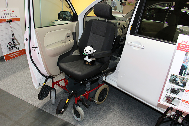 車いすと車両側の回転シートレールを接続して、レールを使って車いすのシートごと車内に移乗可能な製品