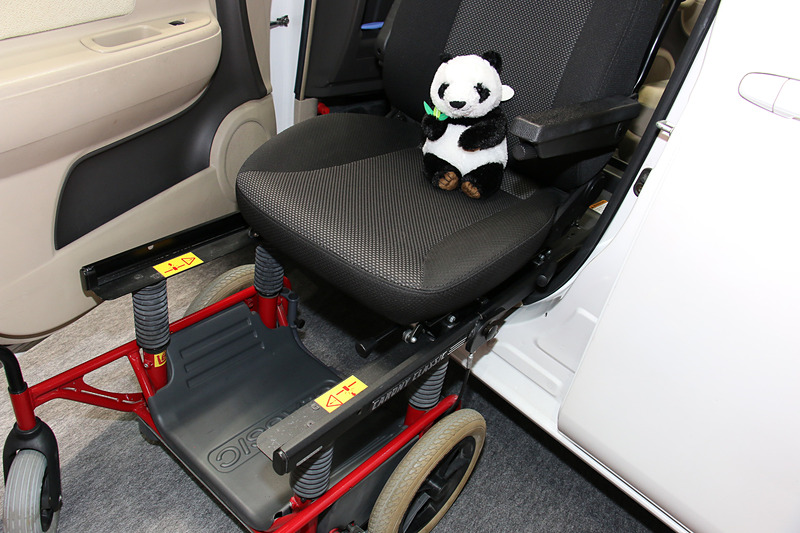 車いすと車両側の回転シートレールを接続して、レールを使って車いすのシートごと車内に移乗可能な製品