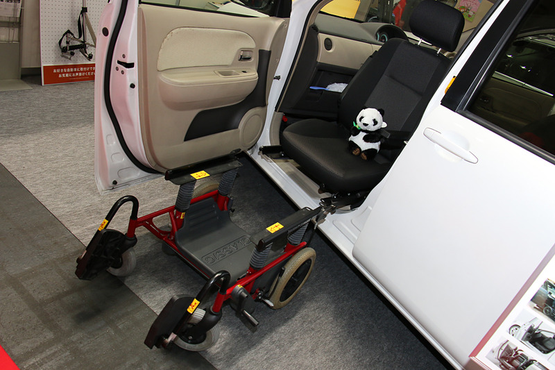 車いすと車両側の回転シートレールを接続して、レールを使って車いすのシートごと車内に移乗可能な製品