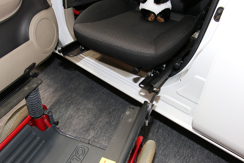 車いすと車両側の回転シートレールを接続して、レールを使って車いすのシートごと車内に移乗可能な製品