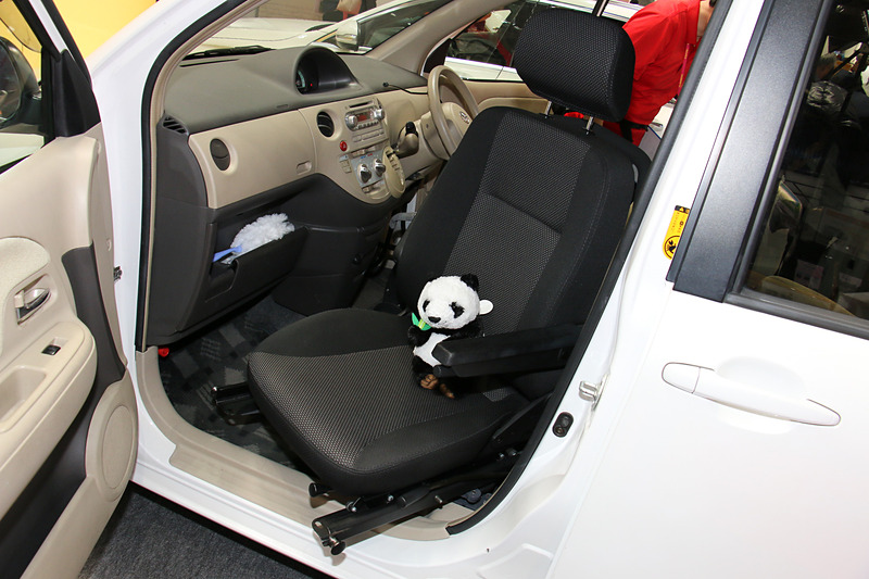 車いすと車両側の回転シートレールを接続して、レールを使って車いすのシートごと車内に移乗可能な製品