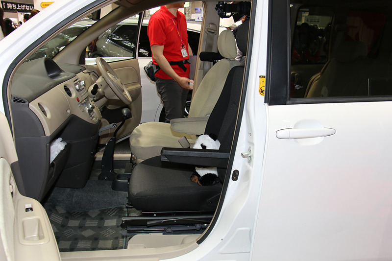 車いすと車両側の回転シートレールを接続して、レールを使って車いすのシートごと車内に移乗可能な製品