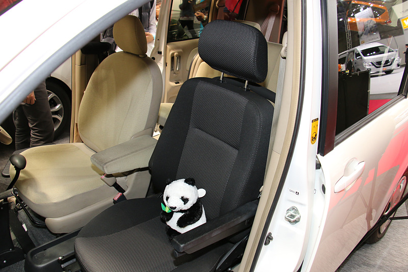 車いすと車両側の回転シートレールを接続して、レールを使って車いすのシートごと車内に移乗可能な製品