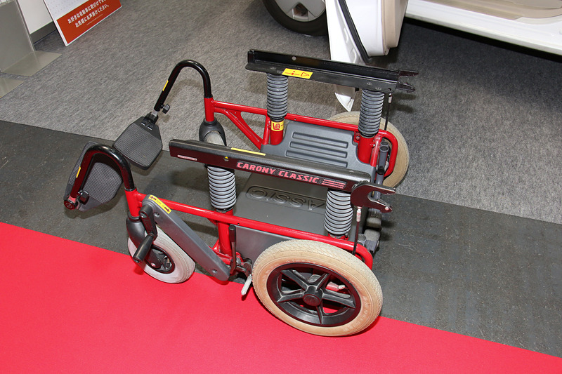 車いすのベース部分はフットレストの取り外しが可能