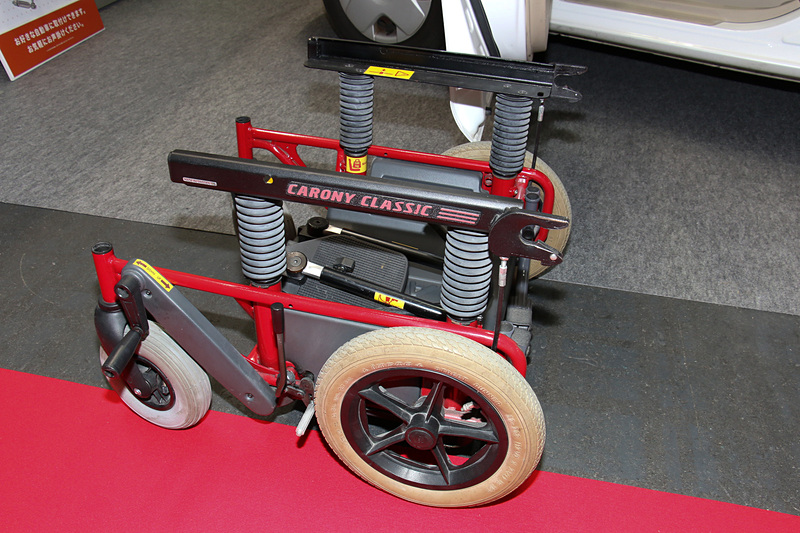 車いすのベース部分はフットレストの取り外しが可能