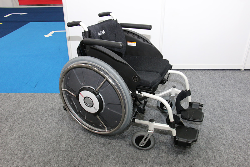 右肩下がりに設定された特設スペースでJWスウィングの体感試乗を実施。「片流れ制御」をOFFにした状態では、とくに若い男性などが乗っているとアシストが働きすぎてしまい、怖いぐらいの勢いで車いすが右旋回していく。これをモーターアシストの補正で直進させるのが片流れ制御となる