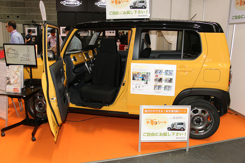 丸菱工業の後付け式助手席回転シート「らくらく快転シート」を装着した「ハスラー」