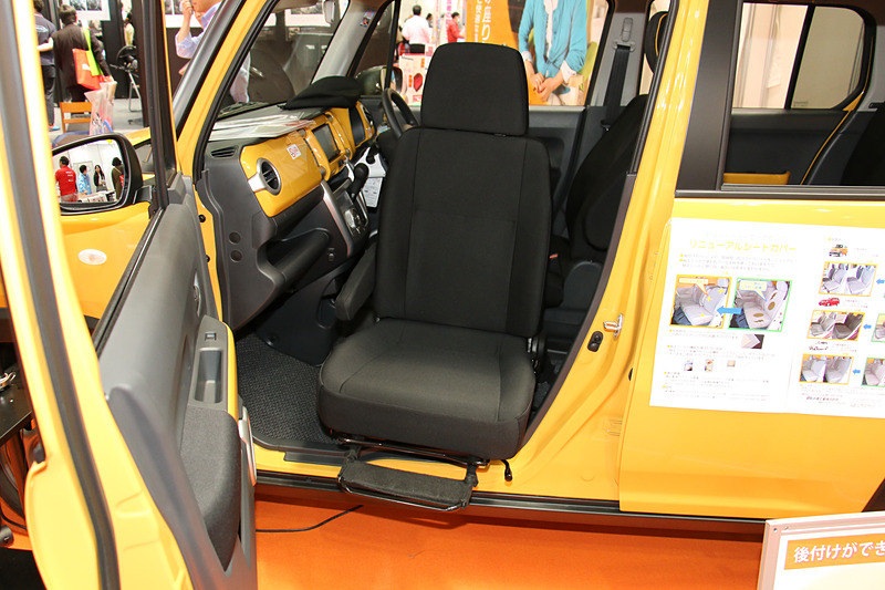 丸菱工業の後付け式助手席回転シート「らくらく快転シート」を装着した「ハスラー」