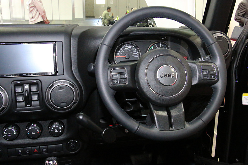 ステアリング左側に設置されたレバーがステアリングコントロールシステム。アクセルは電気信号によるバイワイヤータイプで、ブレーキは直接ブレーキペダルを押し込んでいくスタイルとなる