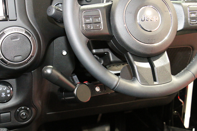 ステアリング左側に設置されたレバーがステアリングコントロールシステム。アクセルは電気信号によるバイワイヤータイプで、ブレーキは直接ブレーキペダルを押し込んでいくスタイルとなる