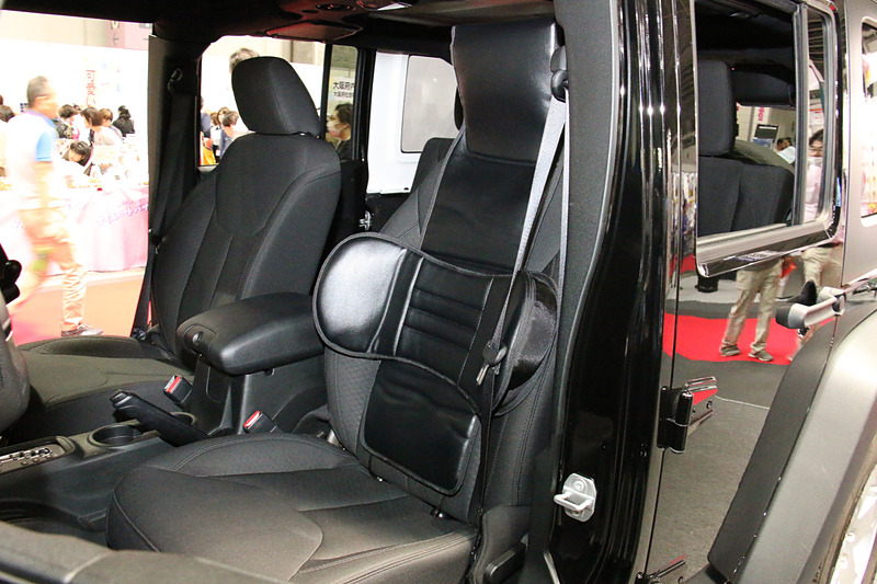 助手席には座った人の上半身のホールド性を高め、シートからの転倒リスクを低減するサポートクッション「ユニバケ」を設置